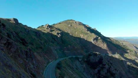 Vista-Aérea-De-La-Carretera-De-Montaña-Sombreada-En-Liguria,-Italia