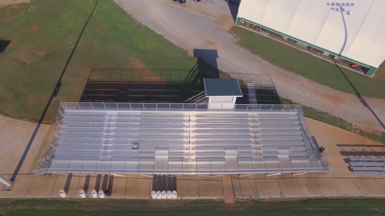 campo de fútbol y béisbol de la escuela gradas del estadio drone 4k boom down