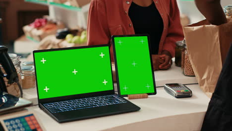 portátil y tableta que ejecuta el diseño de pantalla verde en la tienda local