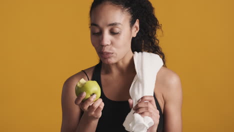 una mujer afroamericana feliz sobre un fondo amarillo.