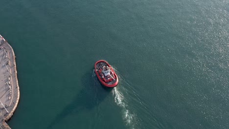 Remolcador-Moviéndose-Lentamente-En-El-Puerto-De-Génova