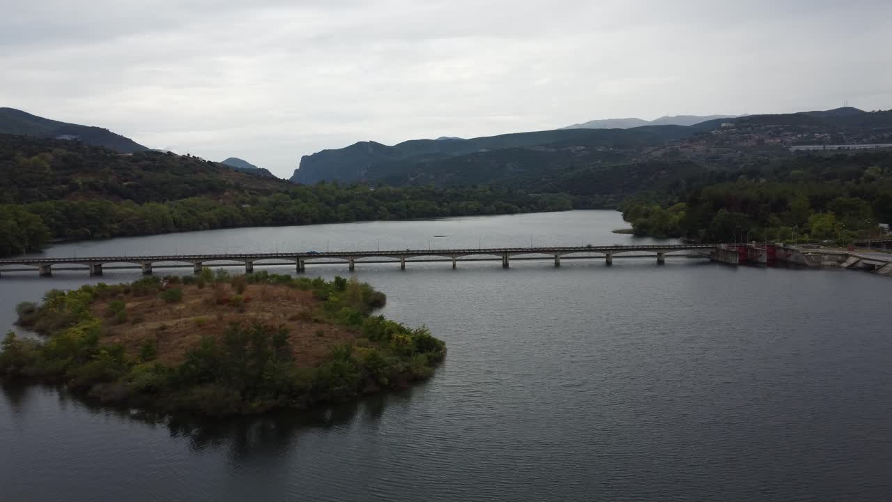 그리스 북부의 할리아몬 강에 있는 다리의 공중 축소