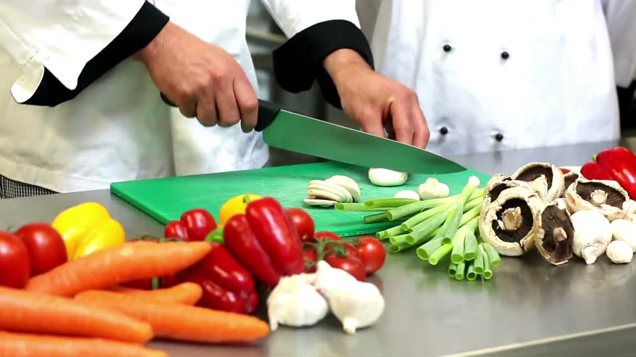 chef demostrando cómo cortar las verduras