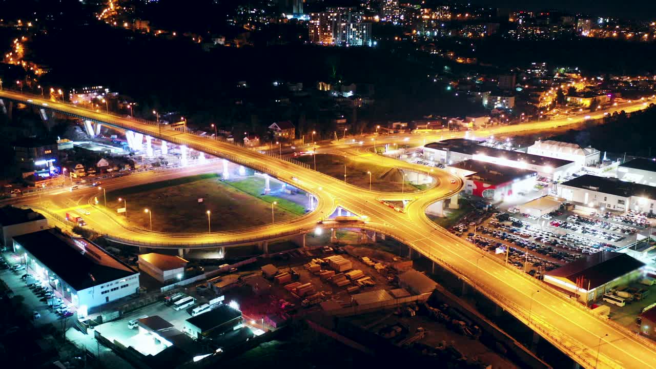 4방향 스 스트리트 교차로에 있는 야간 도시 교통의 하이퍼스 타임스 (hyperlapse timelapse of night city traffic on 4-way stop street intersection) - 소치, 러시아