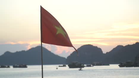 일몰 1에 날리는 베트남 국기
