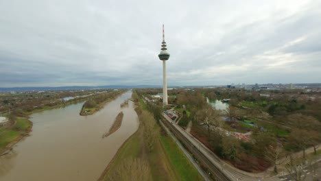 imágenes de drones fpv en mannheim en el fernmeldeturm