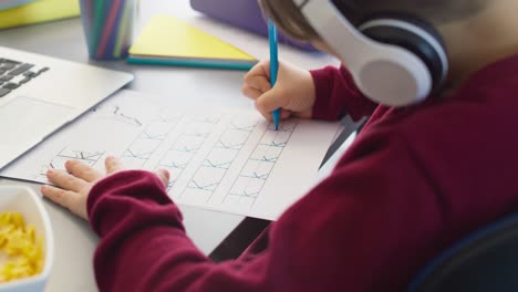 vídeo en primer plano de un niño practicando su escritura