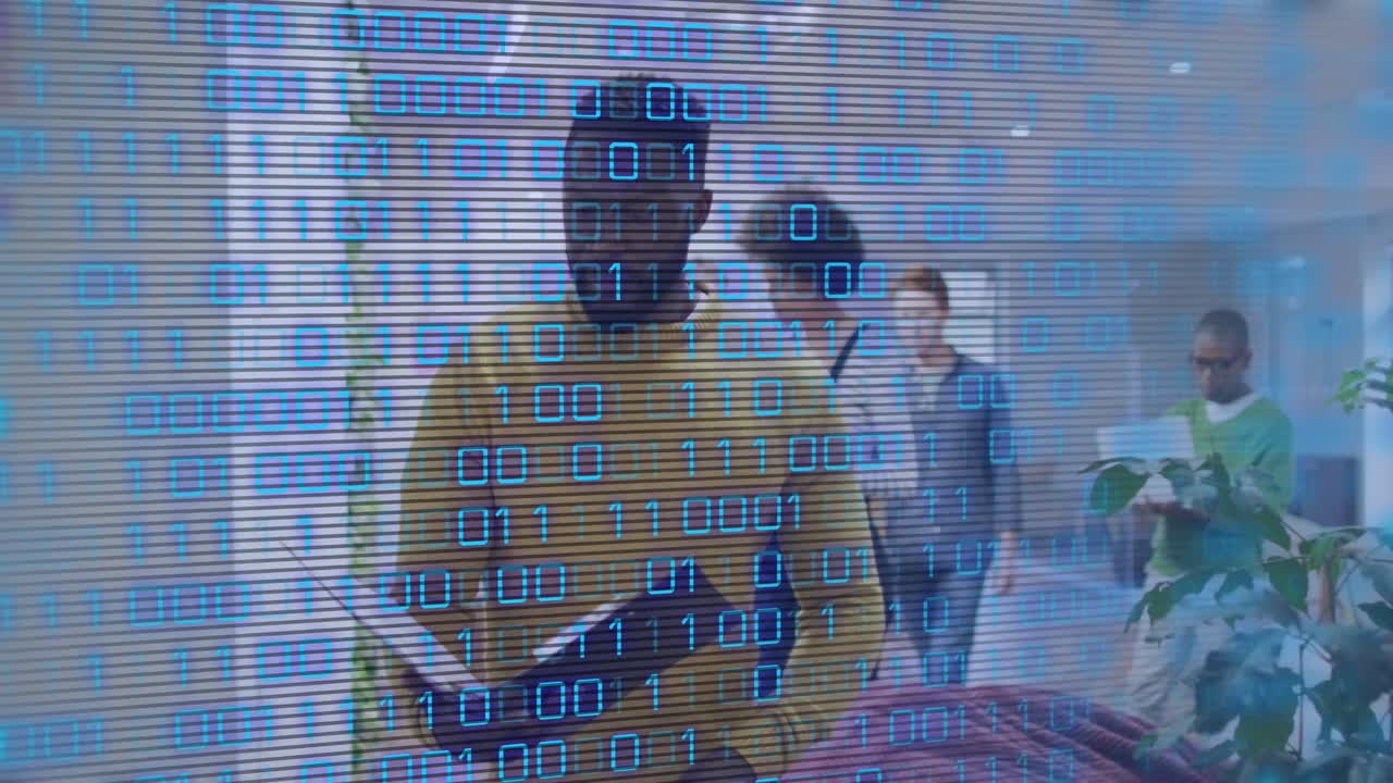 animación de código binario sobre un hombre afroamericano caminando en la oficina.