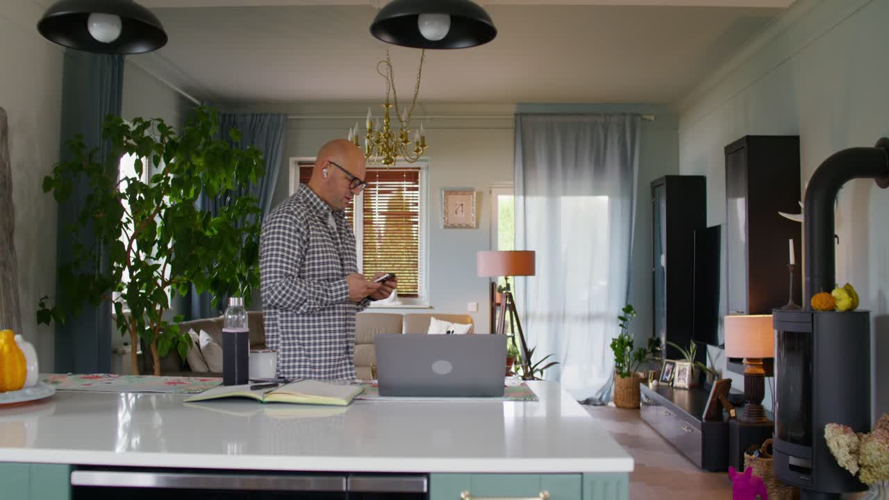 hombre trabajando en la cocina de casa