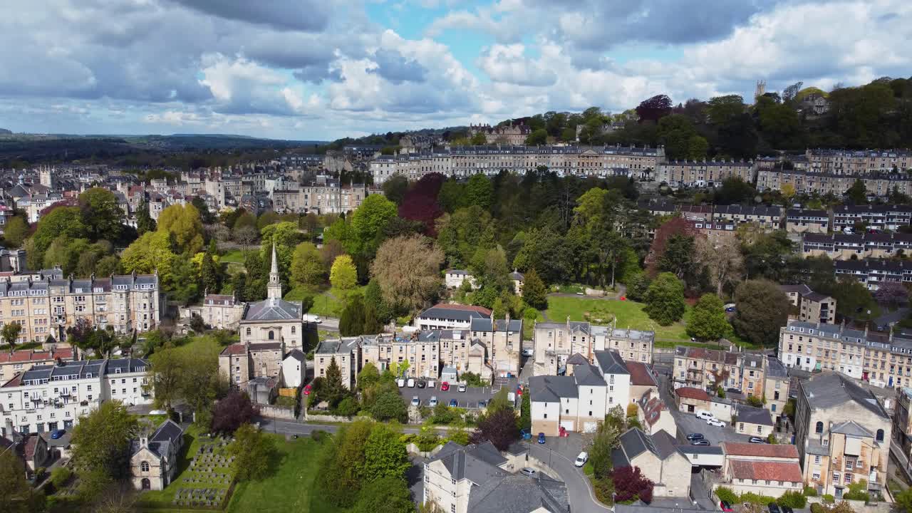 Veduta aerea in ascesa che sorvola un'area residenziale a Bath, Somerset, inclusa la splendida Camden Crescent.