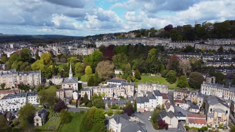 aufsteigende luftaufnahme mit blick auf ein wohngebiet in bath, somerset, einschließlich des atemberaubenden camden crescent