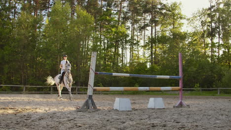 Las-Mujeres-Jóvenes-Demuestran-Habilidades-Profesionales-En-El-Salto-Con-Un-Caballo-En-El-Club-De-Caballos.