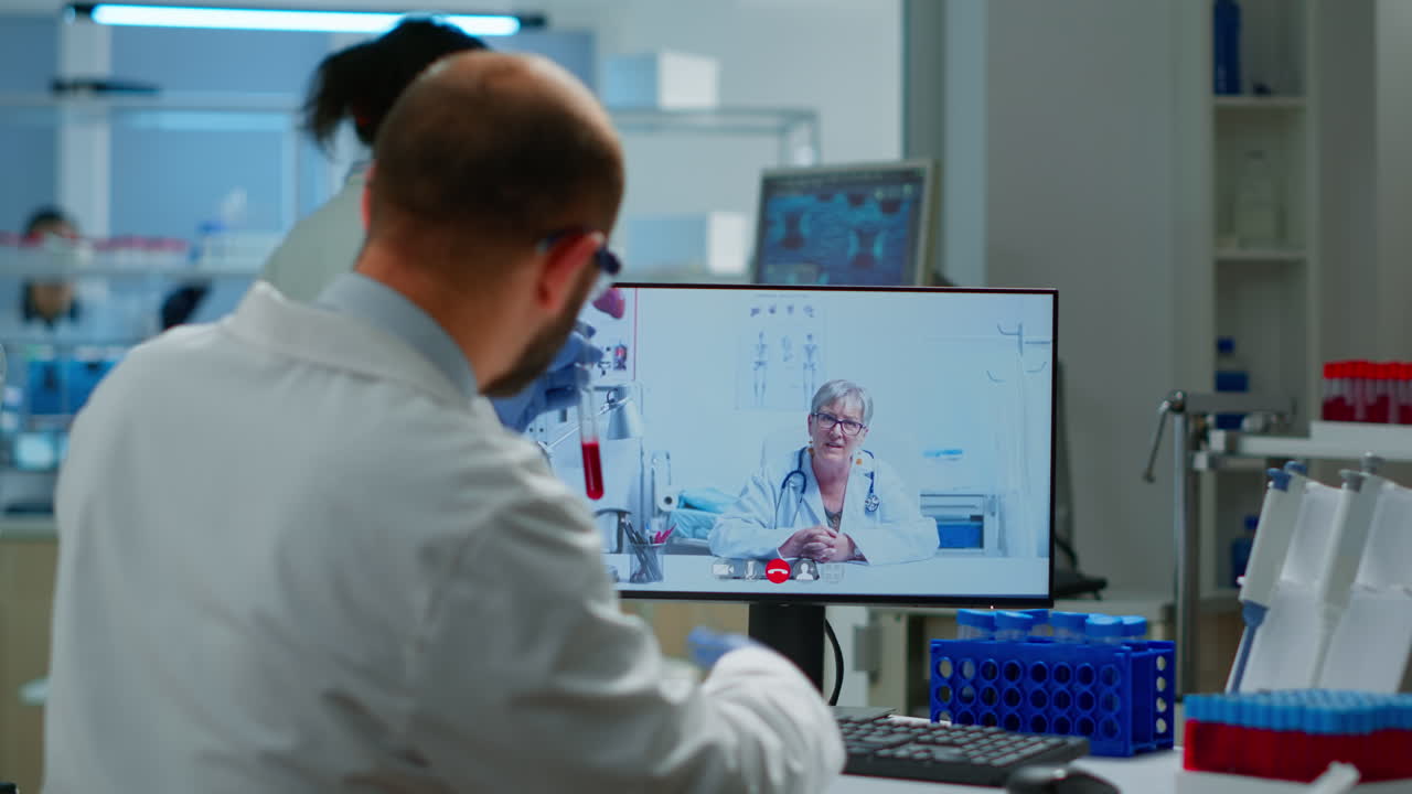 mujer médico ofreciendo consejos médicos en línea al farmacéutico