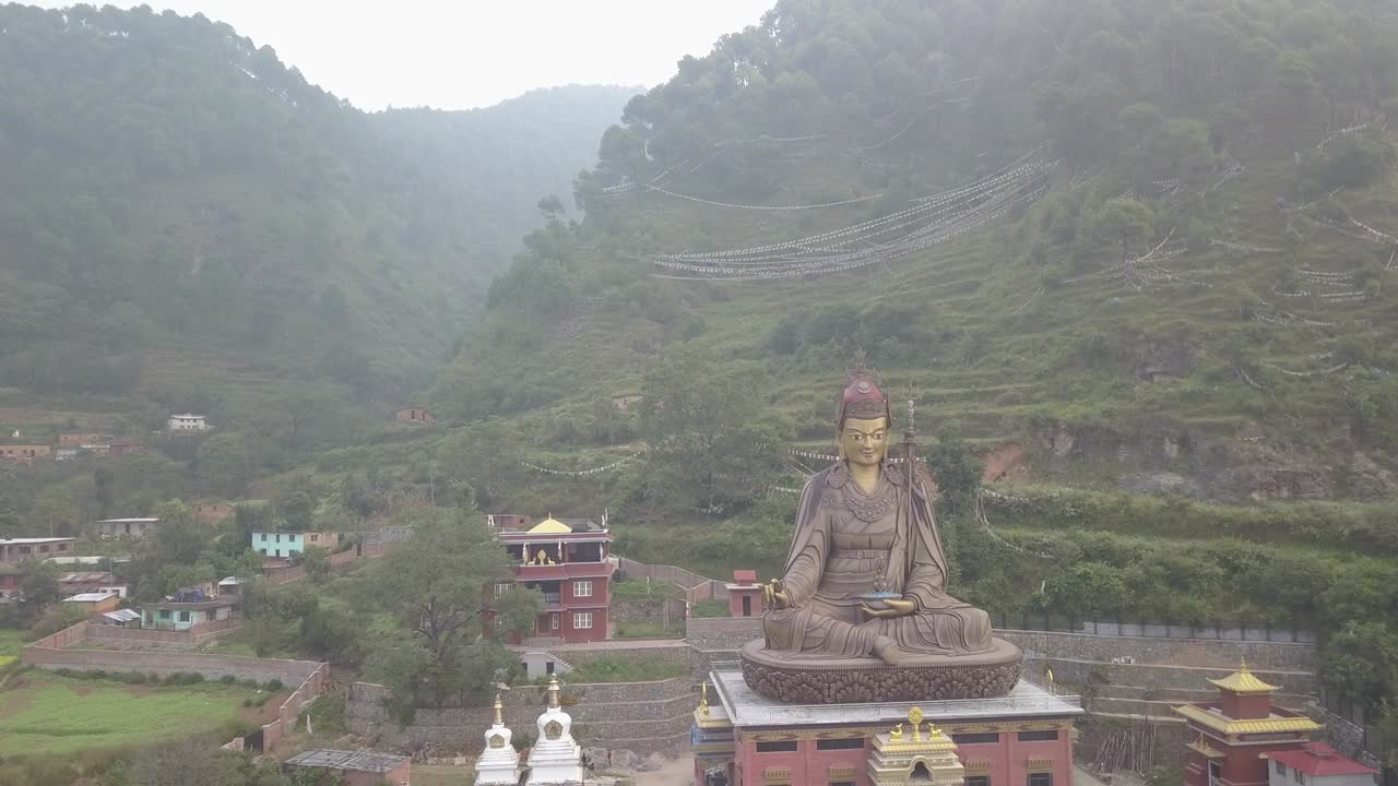 Udsigt til statuetemplet for Guru Padmasambhava, Kathmandu-dalen, Nepal - 16. oktober 2017.