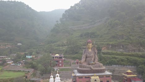 vista del templo de la estatua de guru padmasambhava, valle de katmandu, nepal - 16 de octubre de 2017