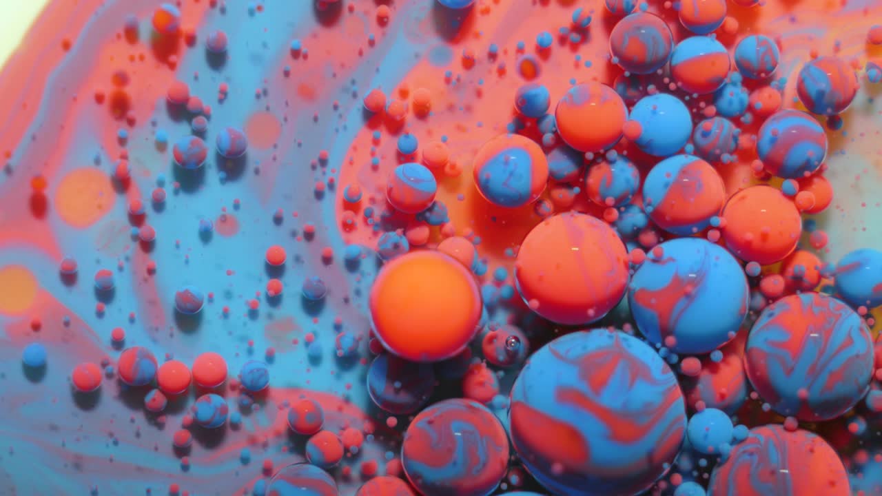 느린 움직임 밝은 파스텔 색상 거품 기름 아름다운 우유 페인트 반이는 색상 다채로운 움직임 가까이. 아크릴 파란색 페인트. 환상적인 표면. 추상적인 다채로운 변환 중력.