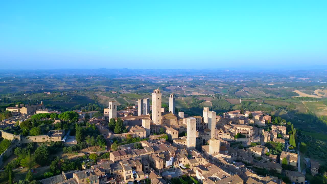 maravillosa vista aérea desde arriba vuelo san gimignano medieval ciudad torre de colina toscana italia