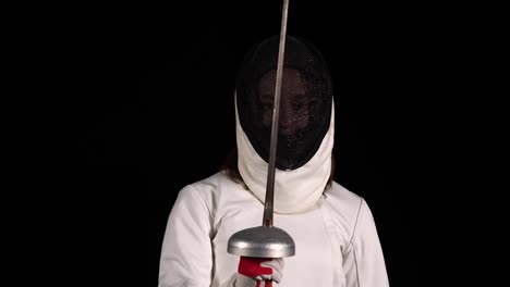 esgrimista femenina en acción