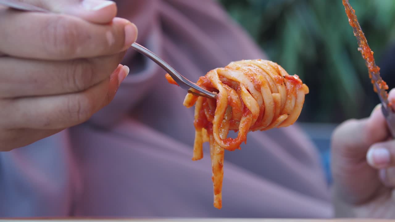 Mangiare spaghetti al pomodoro