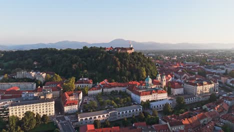 el castillo de ljubljana en eslovenia al salir el sol