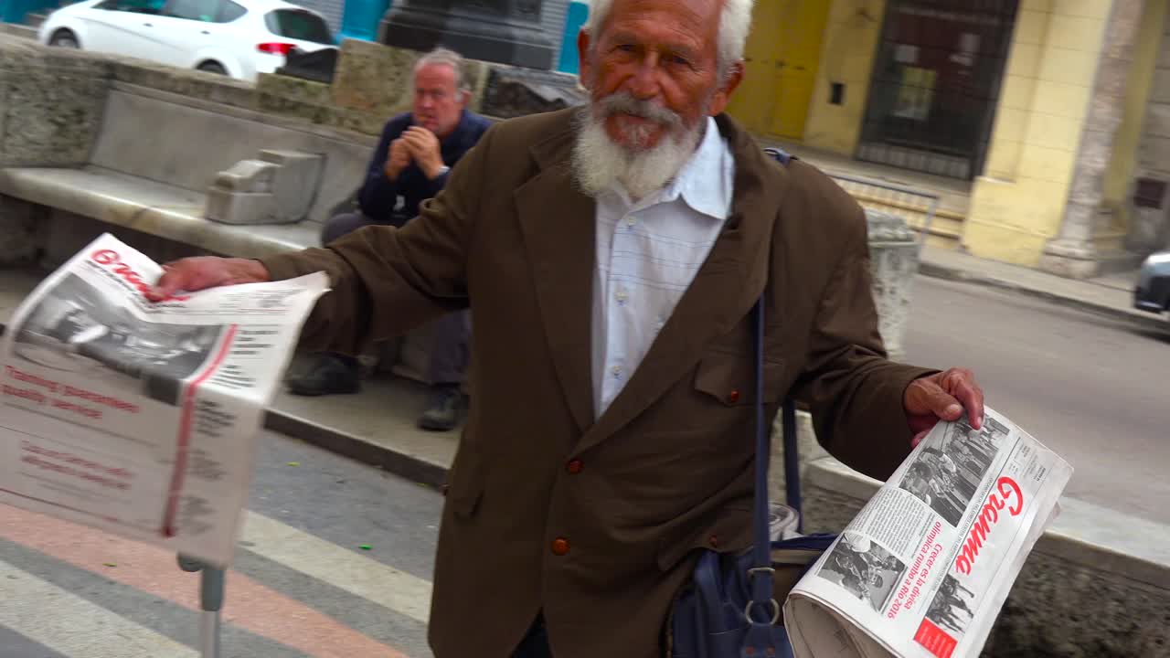 un hombre vende revistas y periódicos en las calles de la habana cuba