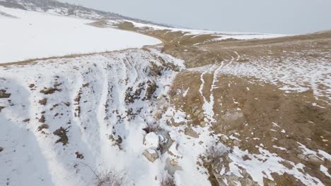 Schnelle-Drohnenaufnahmen-Der-Verschneiten-Landschaft-Von-Varatic,-Moldawien