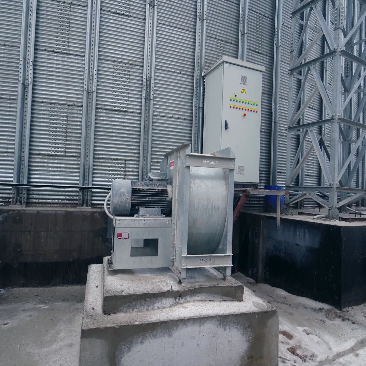 Accumulator for grain storage. Accumulator for storage near grain tanks