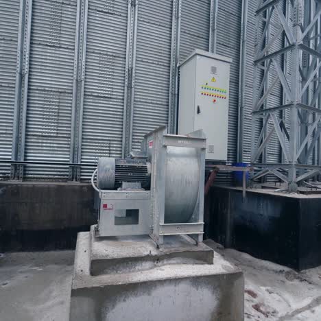 accumulator for grain storage. accumulator for storage near grain tanks