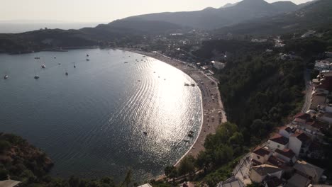 Retroceso-Aéreo-Escénico-Sobre-La-Popular-Playa-De-Valtos-Y-La-Ciudad-Turística-De-Parga,-Epiro---Destino-De-Viaje-Caliente-En-Grecia