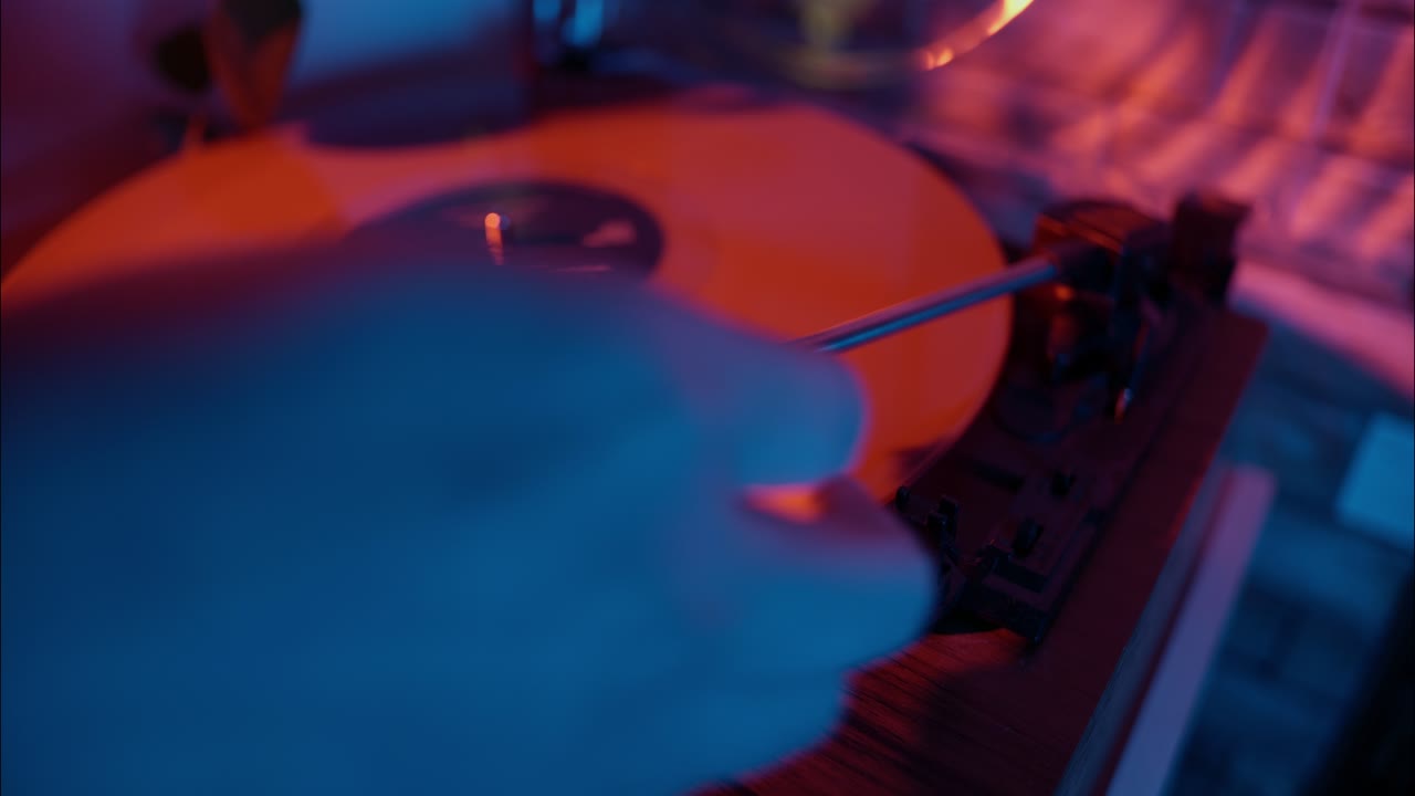 Primo Piano Di Mano Che Riproduce Un Disco In Vinile Su Giradischi Con Illuminazione Al Neon
