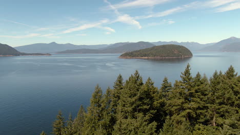 Drone-Sobre-árboles-Hacia-Una-Pequeña-Isla-En-La-Costa-Del-Pacífico,-Bc-Canada