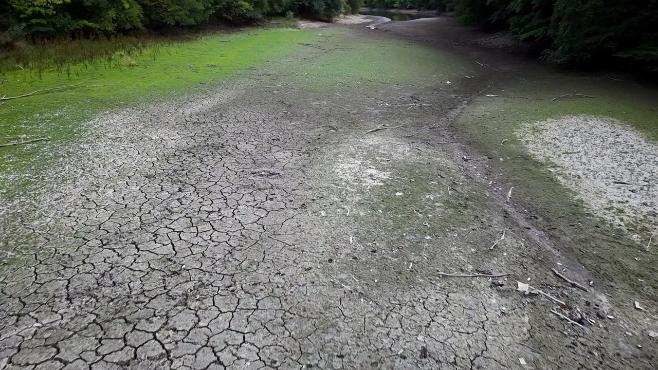 Un letto di fiume gravemente prosciugato rivela profonde crepe nel terreno a causa di condizioni di siccità estreme e dell'aumento delle temperature globali