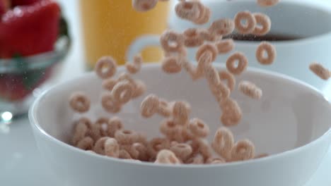 el cereal se vierte en el cuenco en cámara lenta