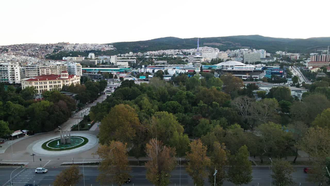 revelando un clip de drones de 4k sobre el parque de la ciudad en tesalónica, grecia