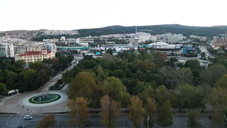 Revealing-4K-drone-clip-over-the-city-partk-in-Thessaloniki,-Greece