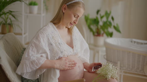 mulher grávida a olhar para a imagem de ultrassom