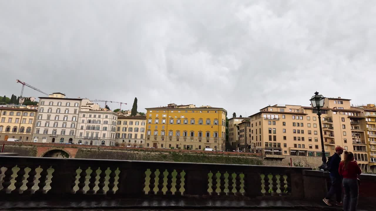Coppia che cammina accanto a edifici colorati a Firenze