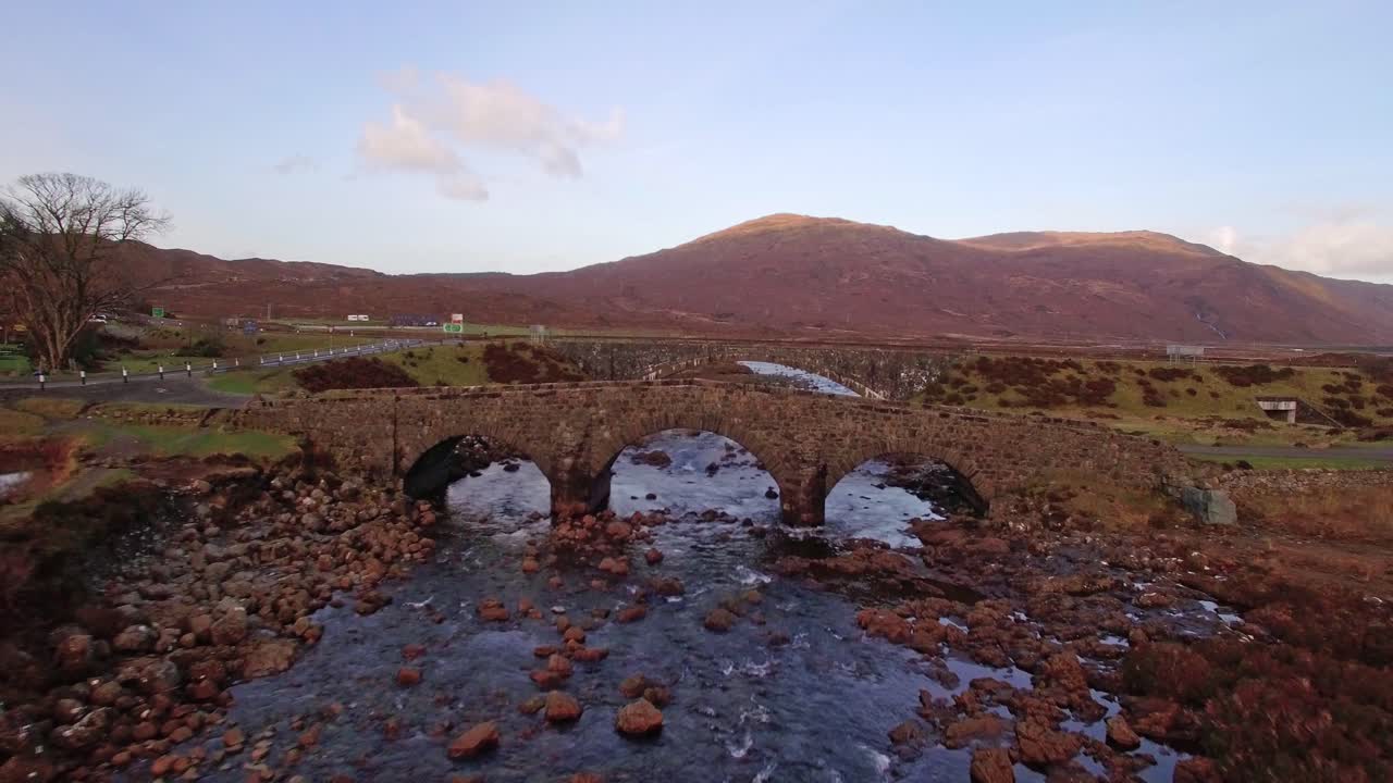 imágenes aéreas de la isla de skye montañas, ríos sligahan y formaciones geológicas clip 6 - drone