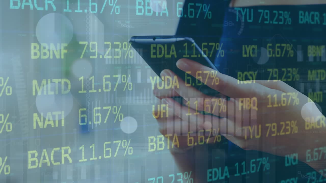 animazione dell'elaborazione dei dati del mercato azionario su una donna d'affari biraciale che usa uno smartphone in ufficio.