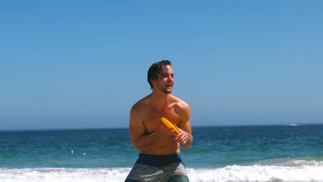 hombre atractivo atrapando un frisbee