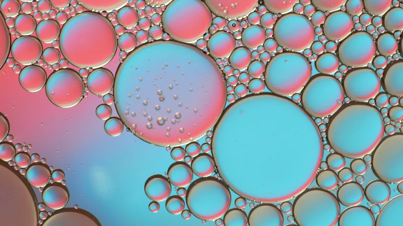 물 위에 떠다니는 기름방울의 다채로운 예술적.