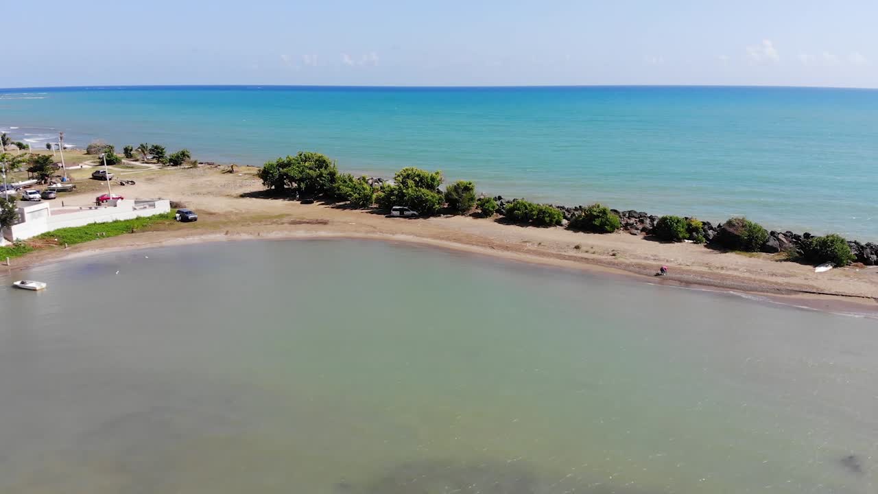 imágenes aéreas de una pequeña bahía