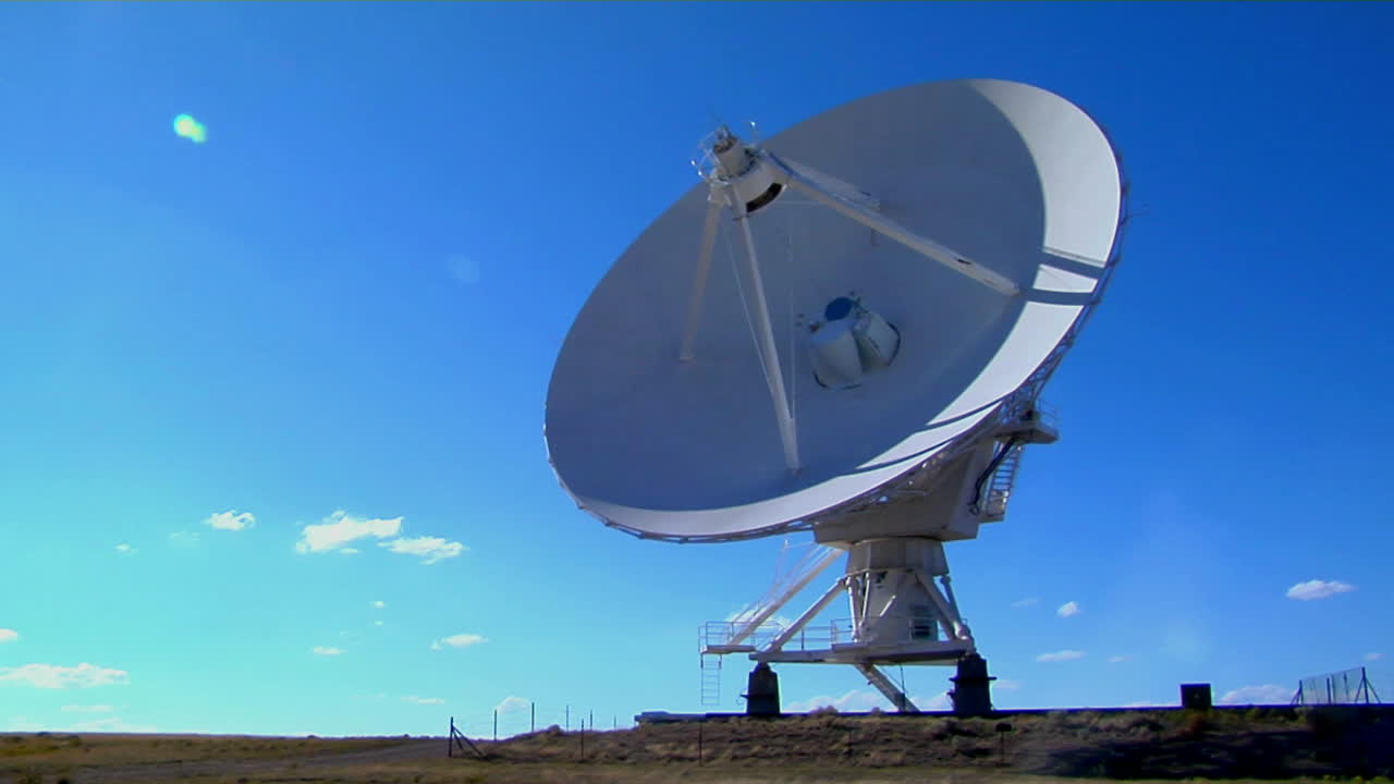 таймлапс движения огромной спутниковой антенны