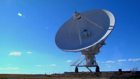 un lapso de tiempo de una enorme antena parabólica en movimiento