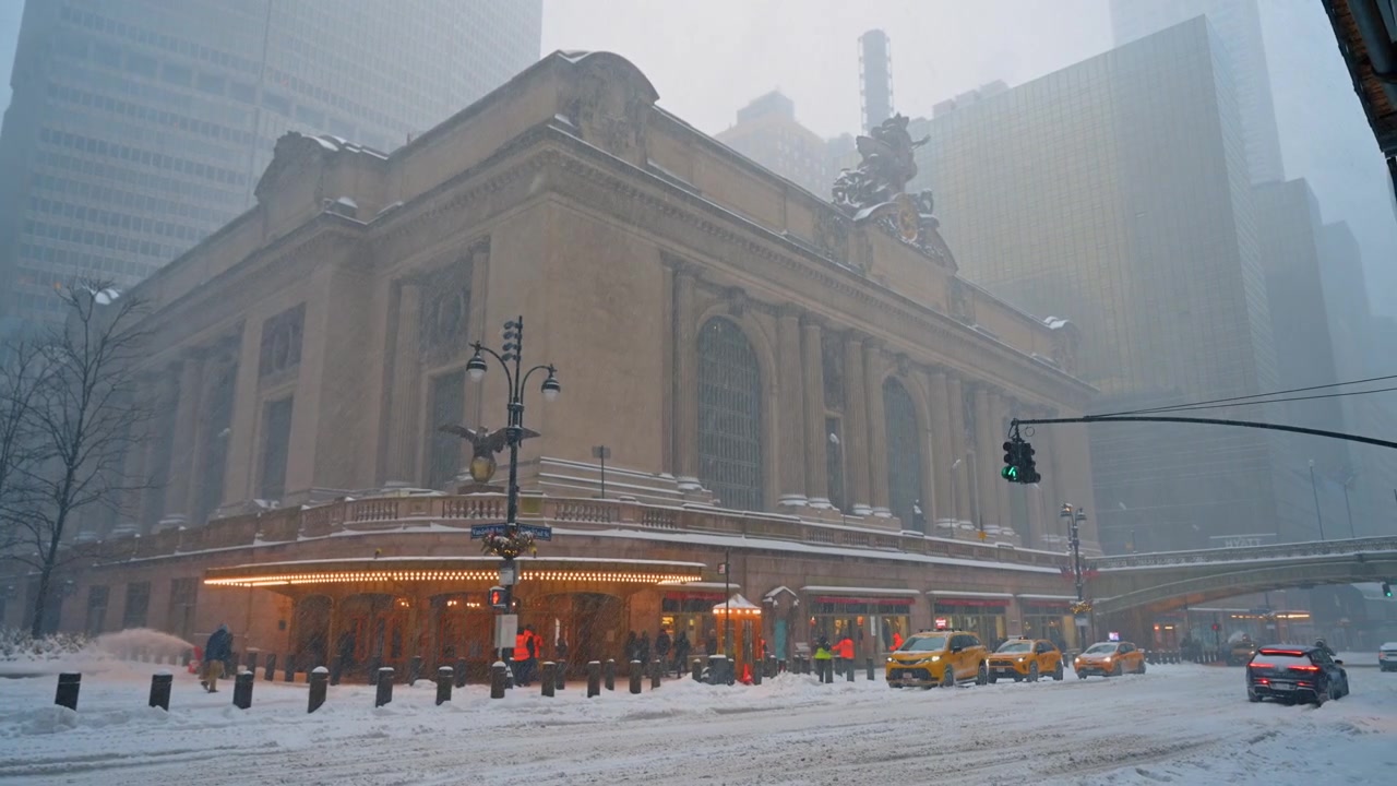 Nova Iorque, EUA, 9 de janeiro de 2026: Fachada do Grand Central Terminal durante forte tempestade de neve de inverno em Nova Iorque. Edifício histórico da estação Grand Central coberto de neve com táxis amarelos na rua