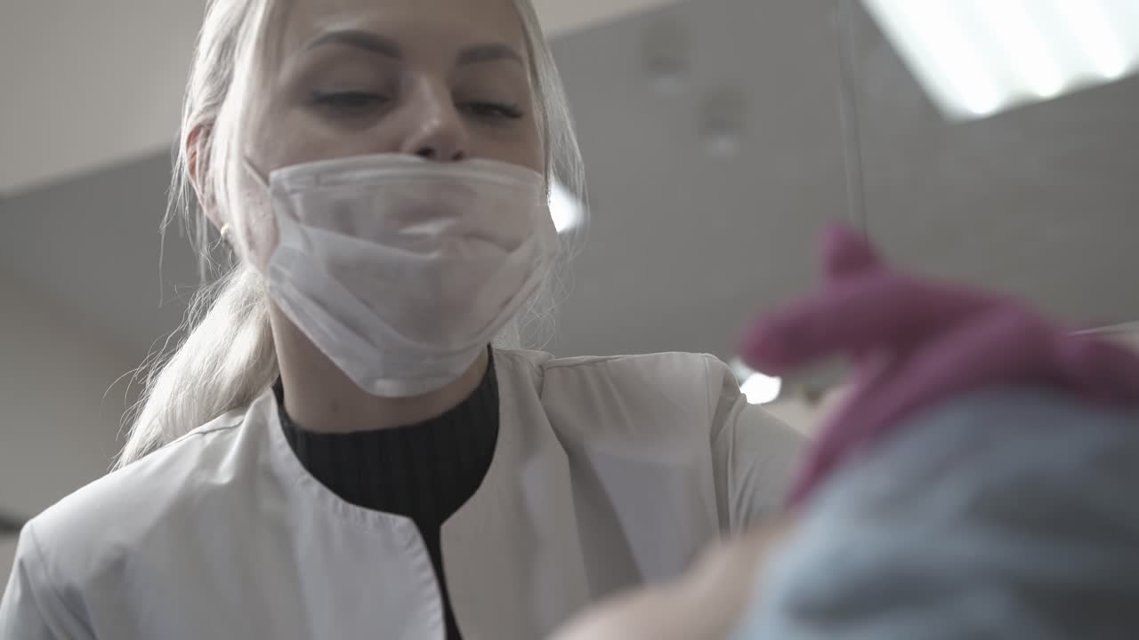 cosmetologo consulta la ragazza sul tatuaggio della fronte in primo piano