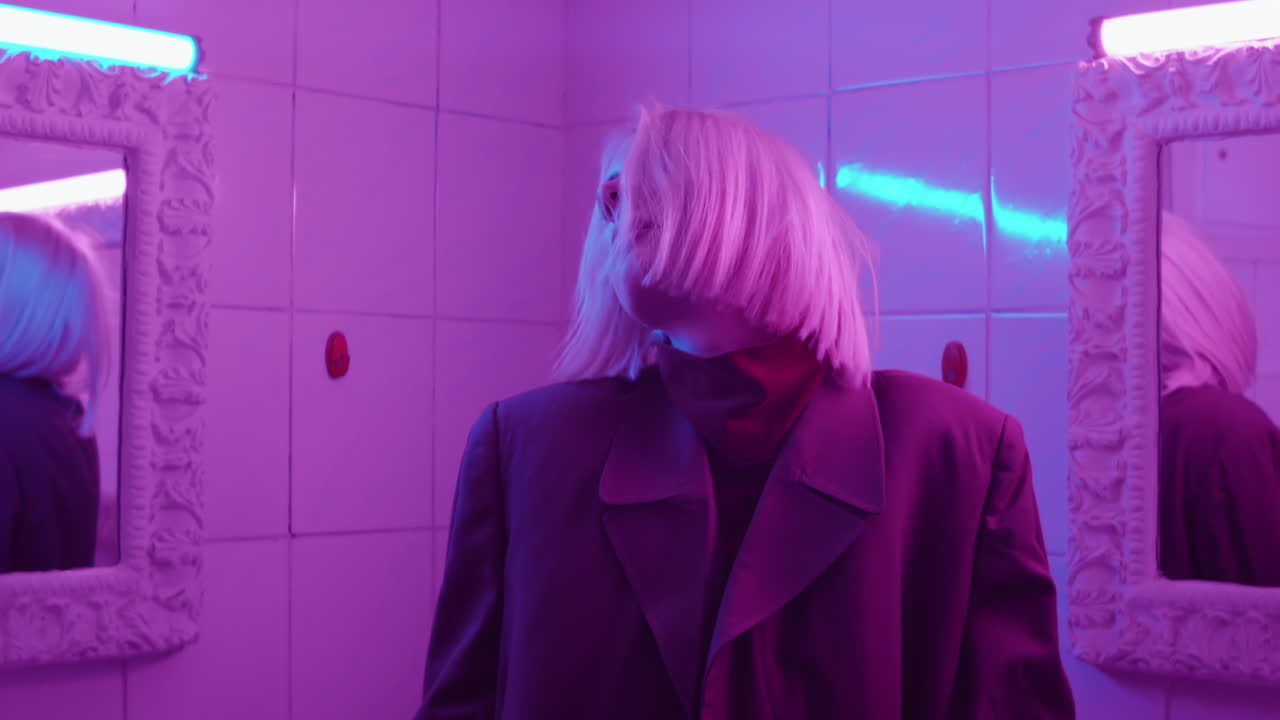 портрет молодой соблазнительной женщины в комнате с фиолетовым светом