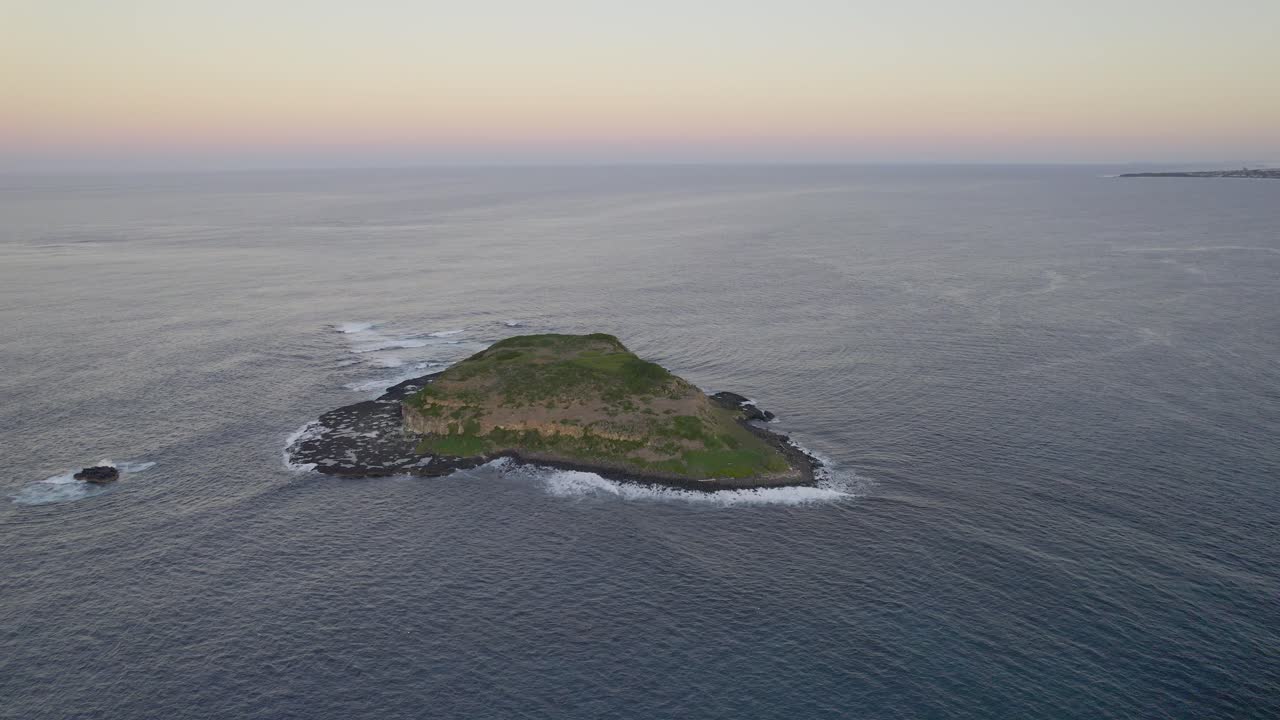 vista aérea de la isla de cook cerca del río tweed durante el amanecer en nueva gales del sur, australia
