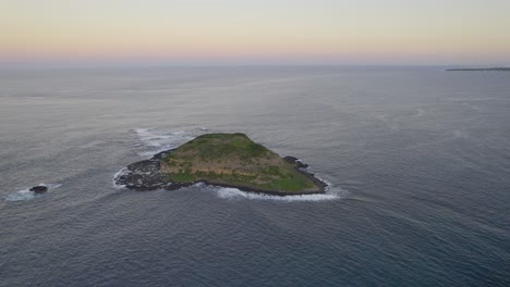 Vista-Aérea-De-La-Isla-Cook-Cerca-Del-Río-Tweed-Durante-El-Amanecer-En-Nueva-Gales-Del-Sur,-Australia