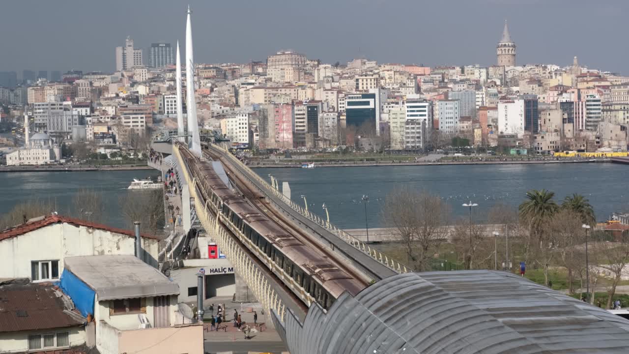 el puente del metro en golden horn, estambul con un tren y el paisaje de la ciudad desde un ángulo alto
